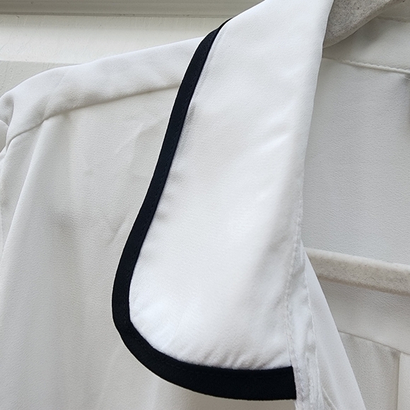 T Tahari White Button Down Blouse Size XL with Black Trim - Picture 7 of 12